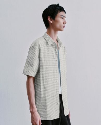  URBAN REVIVO - Áo sơ mi nam cổ bẻ tay ngắn sọc caro 