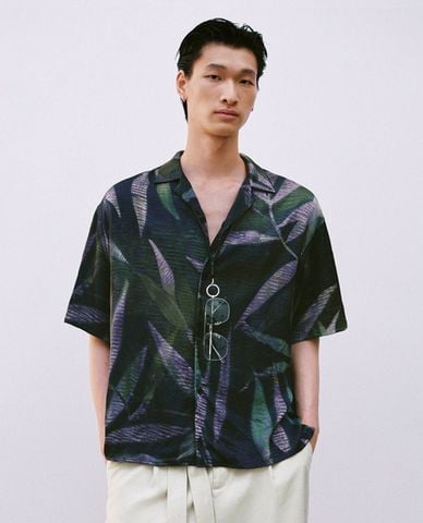  URBAN REVIVO - Áo sơ mi nam cổ bẻ tay ngắn in họa tiết 