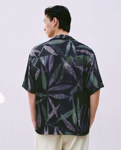  URBAN REVIVO - Áo sơ mi nam cổ bẻ tay ngắn in họa tiết 