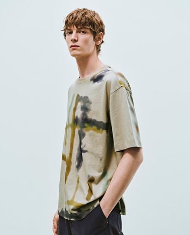  URBAN REVIVO - Áo thun nam cổ tròn tay ngắn họa tiết loang 