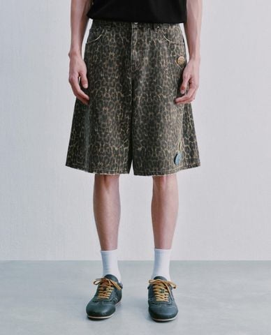  URBAN REVIVO - Quần short jeans nam họa tiết da báo 