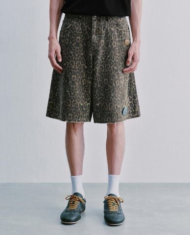  URBAN REVIVO - Quần short jeans nam họa tiết da báo 