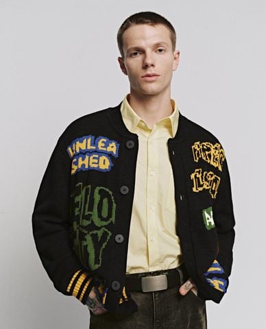  URBAN REVIVO - Áo khoác cardigan nam tay dài phối họa tiết chữ 