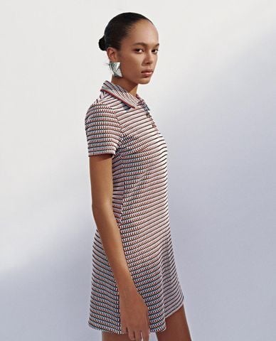  URBAN REVIVO - Đầm polo mini phối sọc hiện đại 