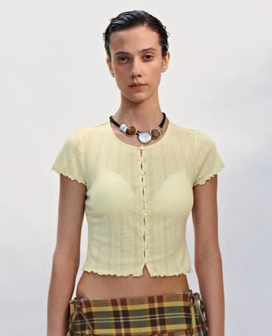  URBAN REVIVO - Áo croptop nữ cổ tròn tay ngắn phối nút 