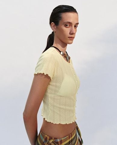  URBAN REVIVO - Áo croptop nữ cổ tròn tay ngắn phối nút 