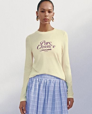  URBAN REVIVO - Áo thun nữ cổ tròn tay dài in chữ 