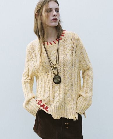  URBAN REVIVO - Áo dệt kim nữ cổ tròn tay dài thêu họa tiết 