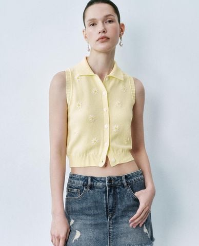  URBAN REVIVO - Áo dệt kim nữ phom croptop thêu hoa 