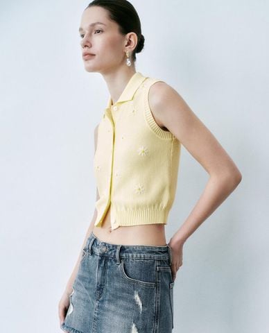  URBAN REVIVO - Áo dệt kim nữ phom croptop thêu hoa 