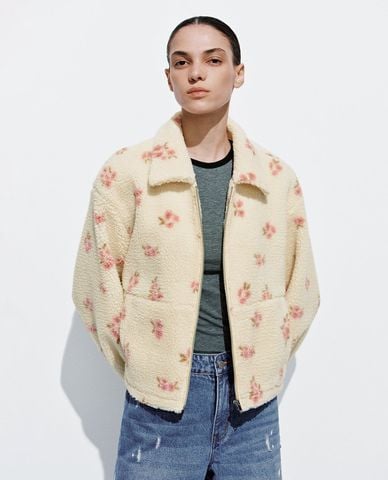  URBAN REVIVO - Áo khoác lông nữ cổ bẻ tay dài họa tiết hoa 