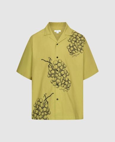  URBAN REVIVO - Áo sơ mi nam tay ngắn họa tiết trái cây 