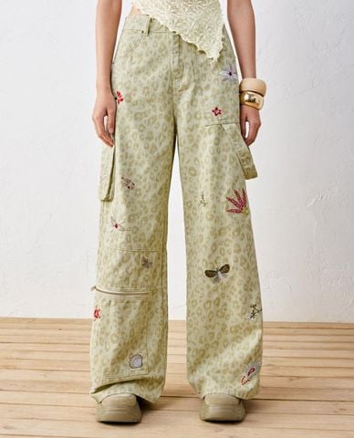  URBAN REVIVO - Quần nữ ống rộng họa tiết thêu hoa 