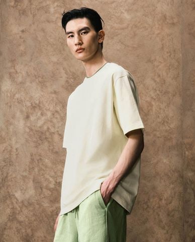  URBAN REVIVO - Áo thun nam cổ tròn tay ngắn hiện đại 