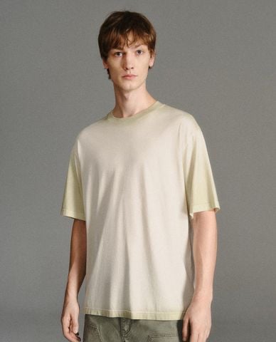  URBAN REVIVO - Áo thun nam cổ tròn tay ngắn phối màu 