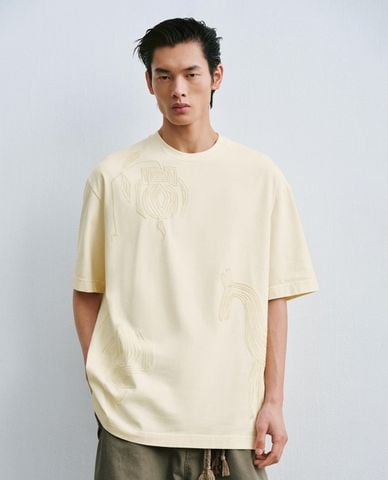  URBAN REVIVO - Áo thun nam cổ tròn tay ngắn thêu nổi 