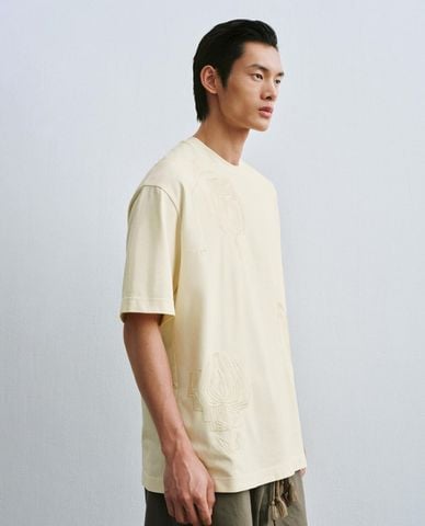  URBAN REVIVO - Áo thun nam cổ tròn tay ngắn thêu nổi 
