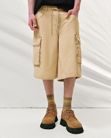  URBAN REVIVO - Quần short jeans nam phối túi hộp 