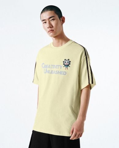  URBAN REVIVO - Áo thun nam cổ tròn tay ngắn in họa tiết 