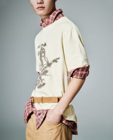  URBAN REVIVO - Áo thun nam cổ tròn tay ngắn in hình 