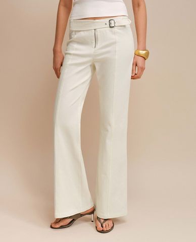  URBAN REVIVO - Quần jeans nữ ống loe phối đai lưng 