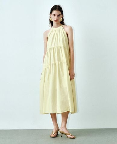  URBAN REVIVO - Đầm sát nách midi cổ yếm xếp tầng 