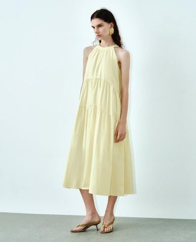  URBAN REVIVO - Đầm sát nách midi cổ yếm xếp tầng 