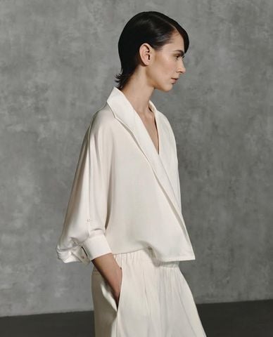  URBAN REVIVO - Áo kiểu nữ cổ V tay dài vạt chéo 