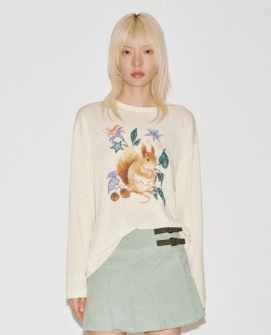  URBAN REVIVO - Áo thun nữ cổ tròn tay dài in họa tiết 