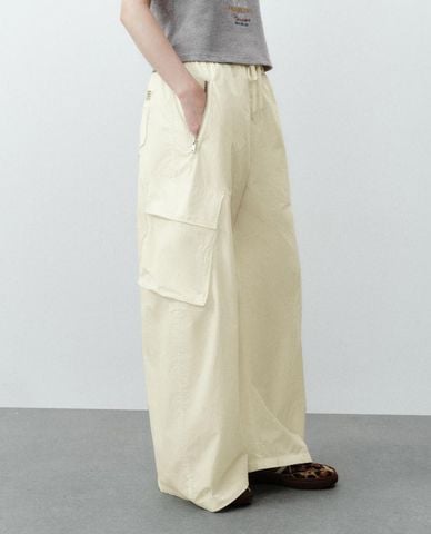  URBAN REVIVO - Quần nữ ống rộng phối túi hộp cá tính 