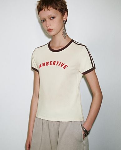  URBAN REVIVO - Áo croptop nữ cổ tròn tay ngắn in chữ 