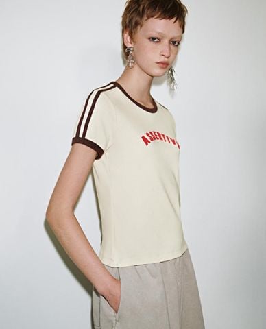  URBAN REVIVO - Áo croptop nữ cổ tròn tay ngắn in chữ 