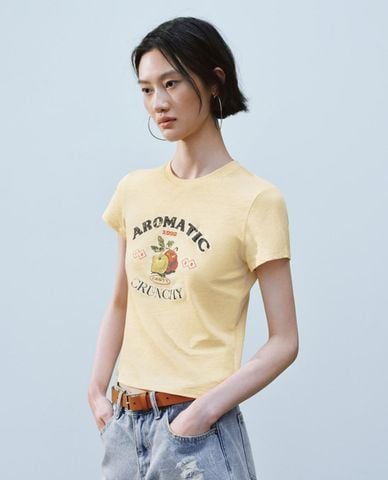  URBAN REVIVO - Áo thun nữ cổ tròn tay ngắn in họa tiết 