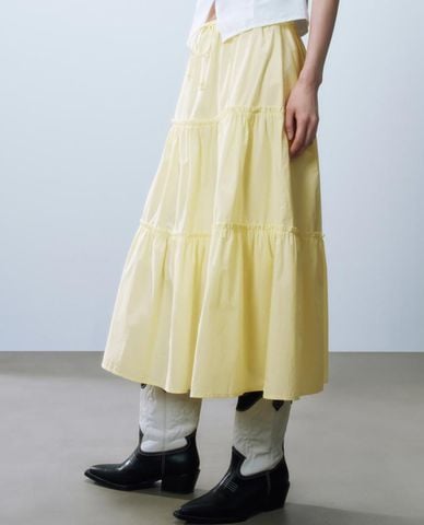  URBAN REVIVO - Chân váy xếp tầng midi lưng thun 