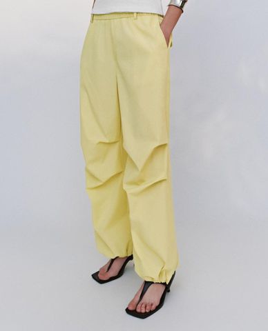  URBAN REVIVO - Quần unisex ống rộng lưng thun 