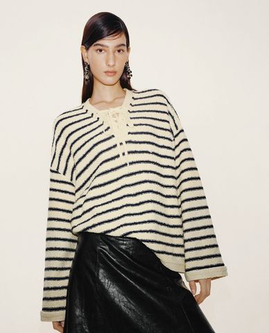  URBAN REVIVO - Áo dệt kim nữ cổ V tay dài kẻ sọc 