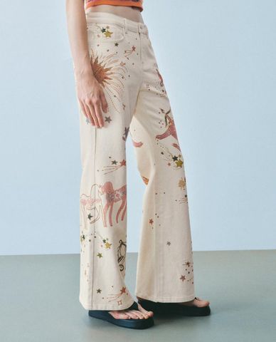  URBAN REVIVO - Quần jeans nữ ống rộng phối họa tiết thêu nổi 