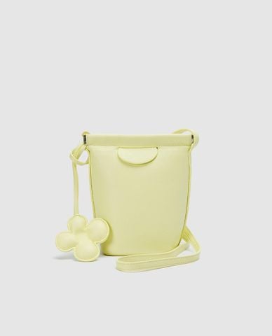  URBAN REVIVO - Túi đeo chéo nữ hình thang phối charm 