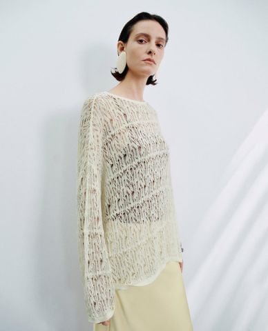  URBAN REVIVO - Áo dệt kim nữ cổ tròn tay dài phối ren 