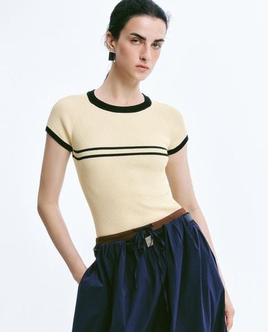  URBAN REVIVO - Áo dệt kim nữ cổ tròn tay ngắn phối sọc 