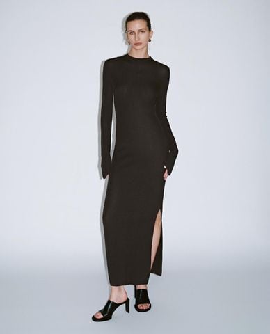  URBAN REVIVO - Đầm dệt kim midi tay dài xẻ tà 