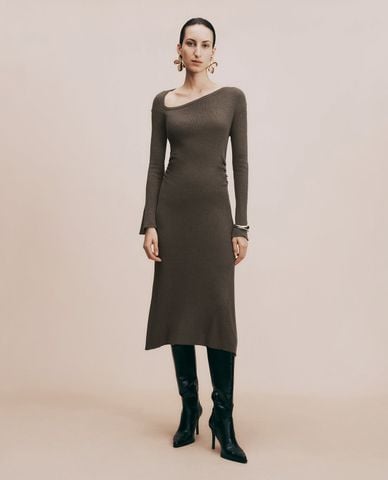  URBAN REVIVO - Đầm dệt kim midi trễ vai tay dài phom ôm 