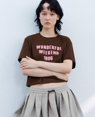  URBAN REVIVO - Áo croptop nữ cổ tròn tay ngắn in chữ 