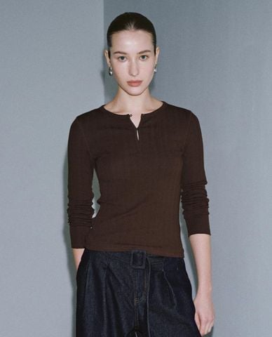  URBAN REVIVO - Áo dệt kim nữ cổ henley tay dài phối nút 