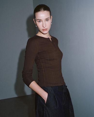  URBAN REVIVO - Áo dệt kim nữ cổ henley tay dài phối nút 