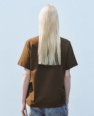  URBAN REVIVO - Áo thun nữ cổ tròn tay ngắn thêu họa tiết 