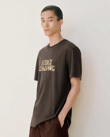  URBAN REVIVO - Áo thun nam cổ tròn tay ngắn in chữ 