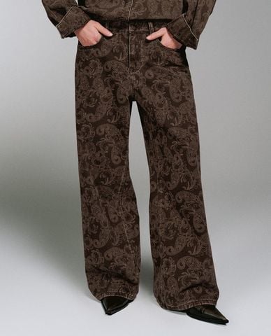  URBAN REVIVO - Quần jeans nữ ống rộng in họa tiết 