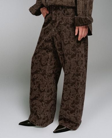  URBAN REVIVO - Quần jeans nữ ống rộng in họa tiết 