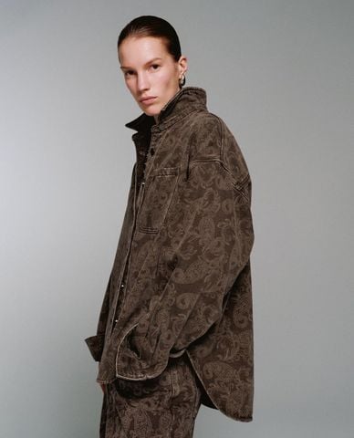  URBAN REVIVO - Áo khoác denim nữ cổ bẻ tay dài in họa tiết 